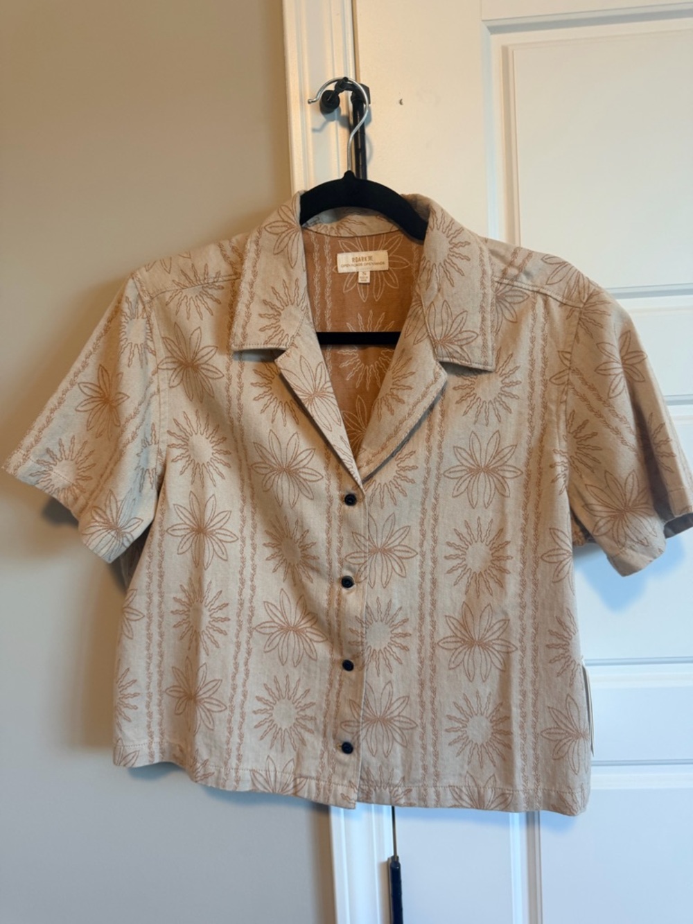 Women’s Roark Cream Floral Short-Sleeve Button Down idle Shirt